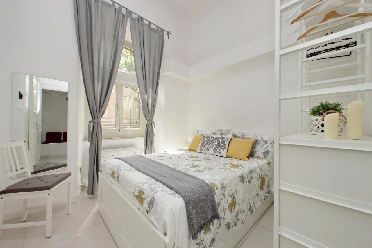 Castro Pretorio -1st Floor Of Historic Mansion With Lift, Comfortable, Baby Friendly, Bike Parking, Quiet And Guarded Area In Front Of Officers Headquarters 5 Minutes Walk From Termini Railway & Metro Station - Genuine Guest Care In 4 Lang Rom