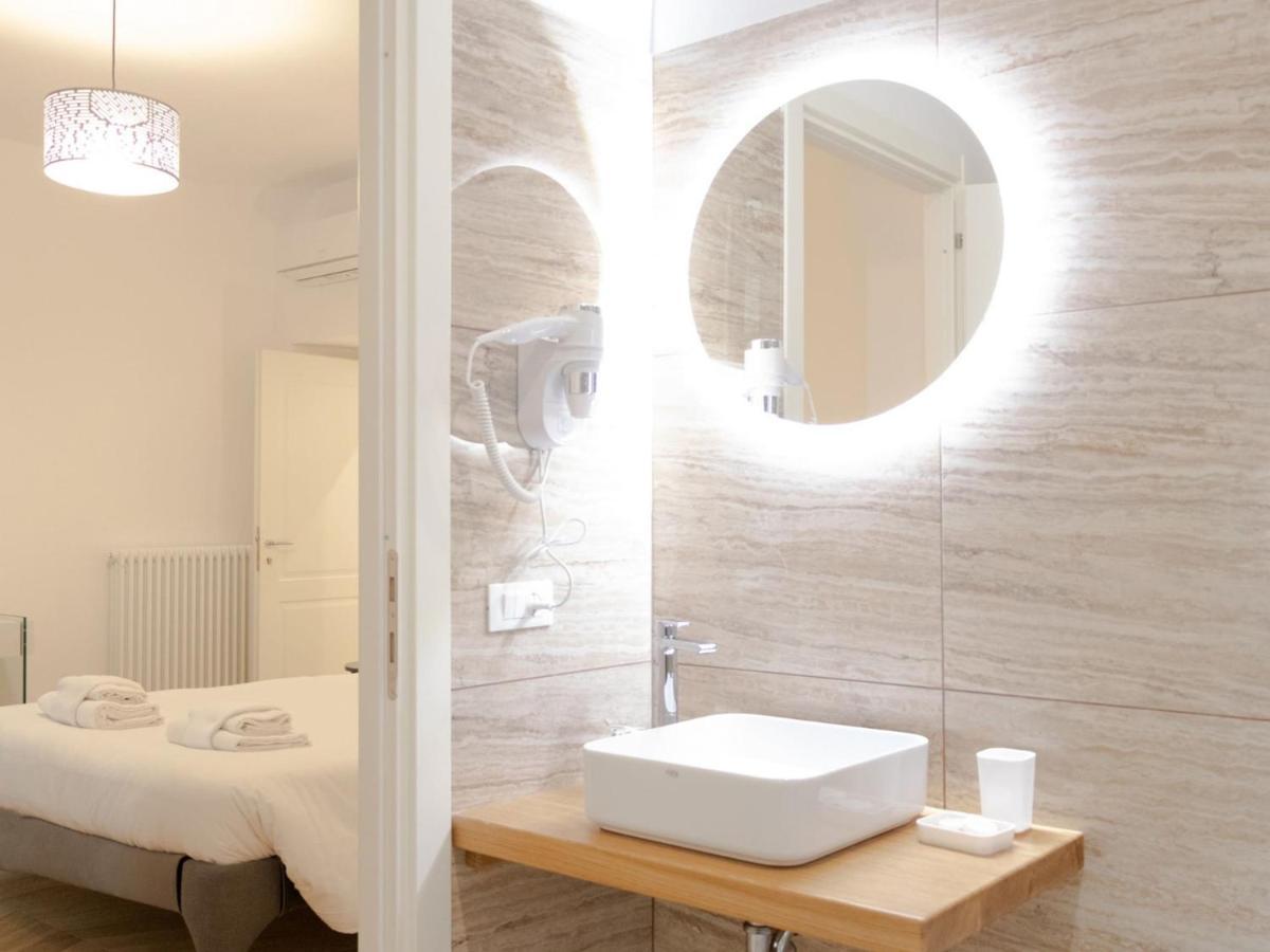 The Rent - Elegant Five-bedrooms Near Colosseo Apartment Rome