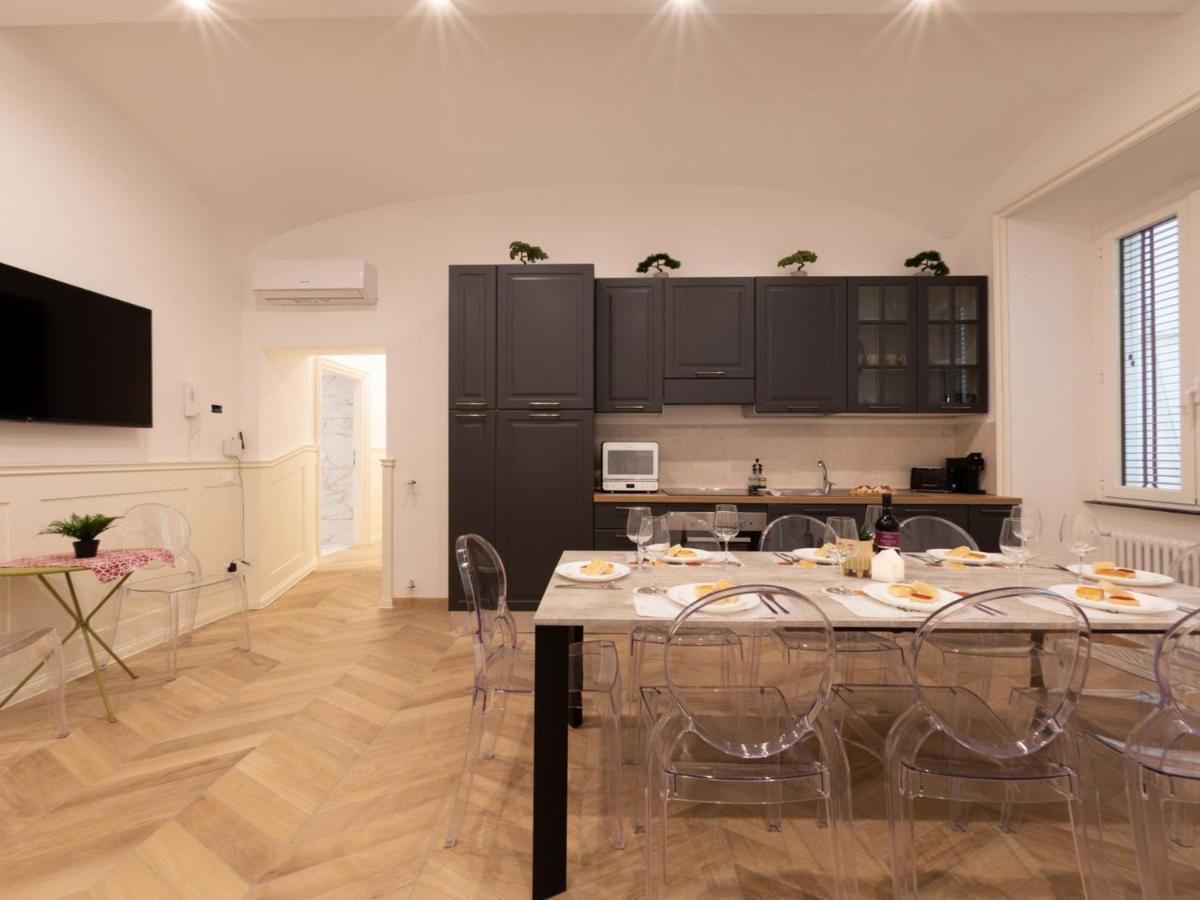The Rent - Elegant Five-bedrooms Near Colosseo Apartment Rome