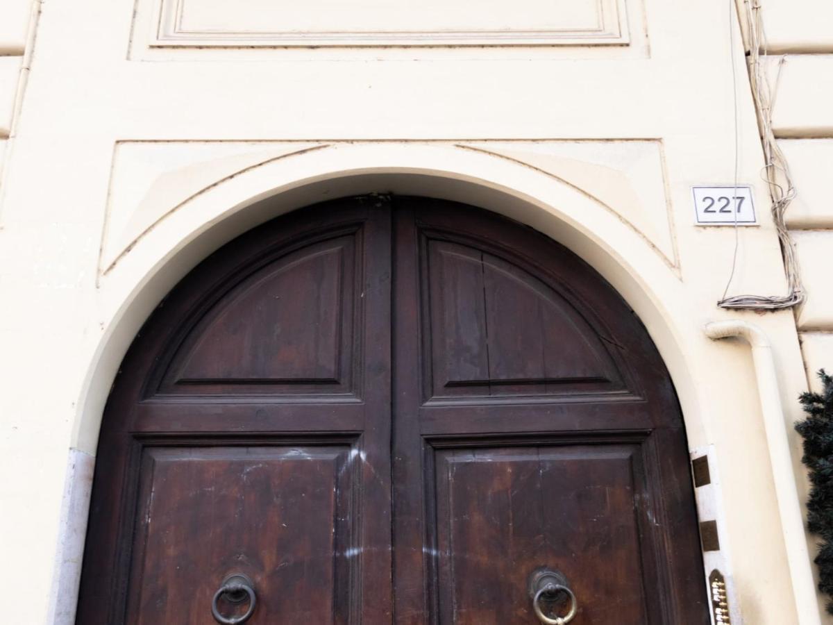 The Rent - Elegant Five-bedrooms Near Colosseo Apartment *