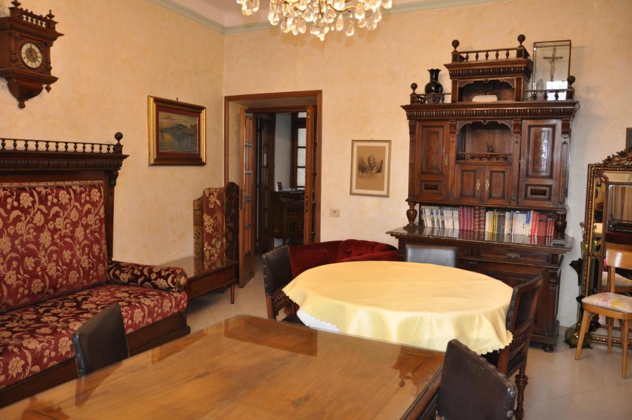 Interno 7 *