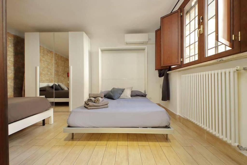 Vatican Flat Spacious Cozy With Court Rom