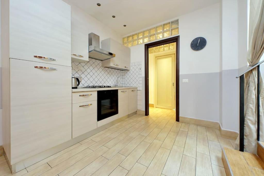 Vatican Flat Spacious Cozy With Court