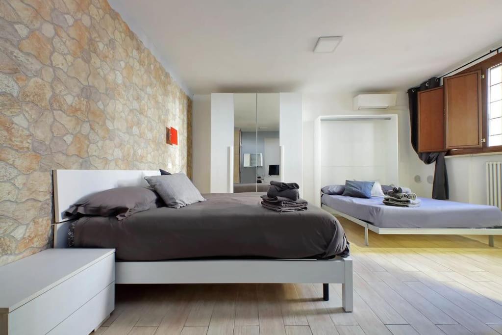 Vatican Flat Spacious Cozy With Court Rom
