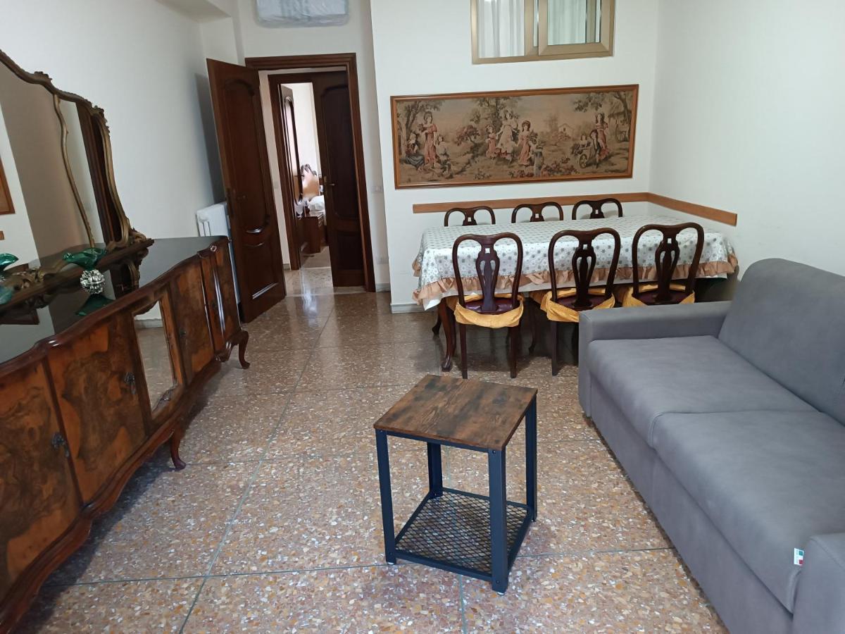 Hortis Apartment, 5 Persone, 2 Camere, Balcone, Metro C E Tram Per Il Centro Leilighet