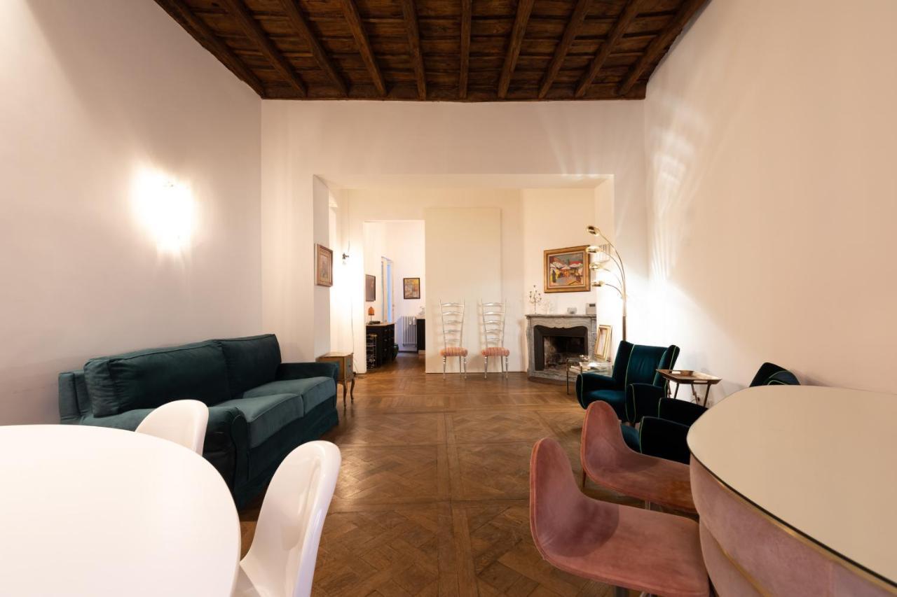 Chic And Style In Historical Via Giulia Appartamento