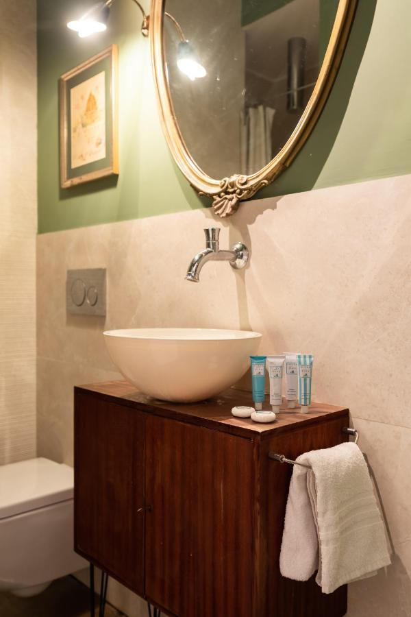 Chic And Style In Historical Via Giulia Roma