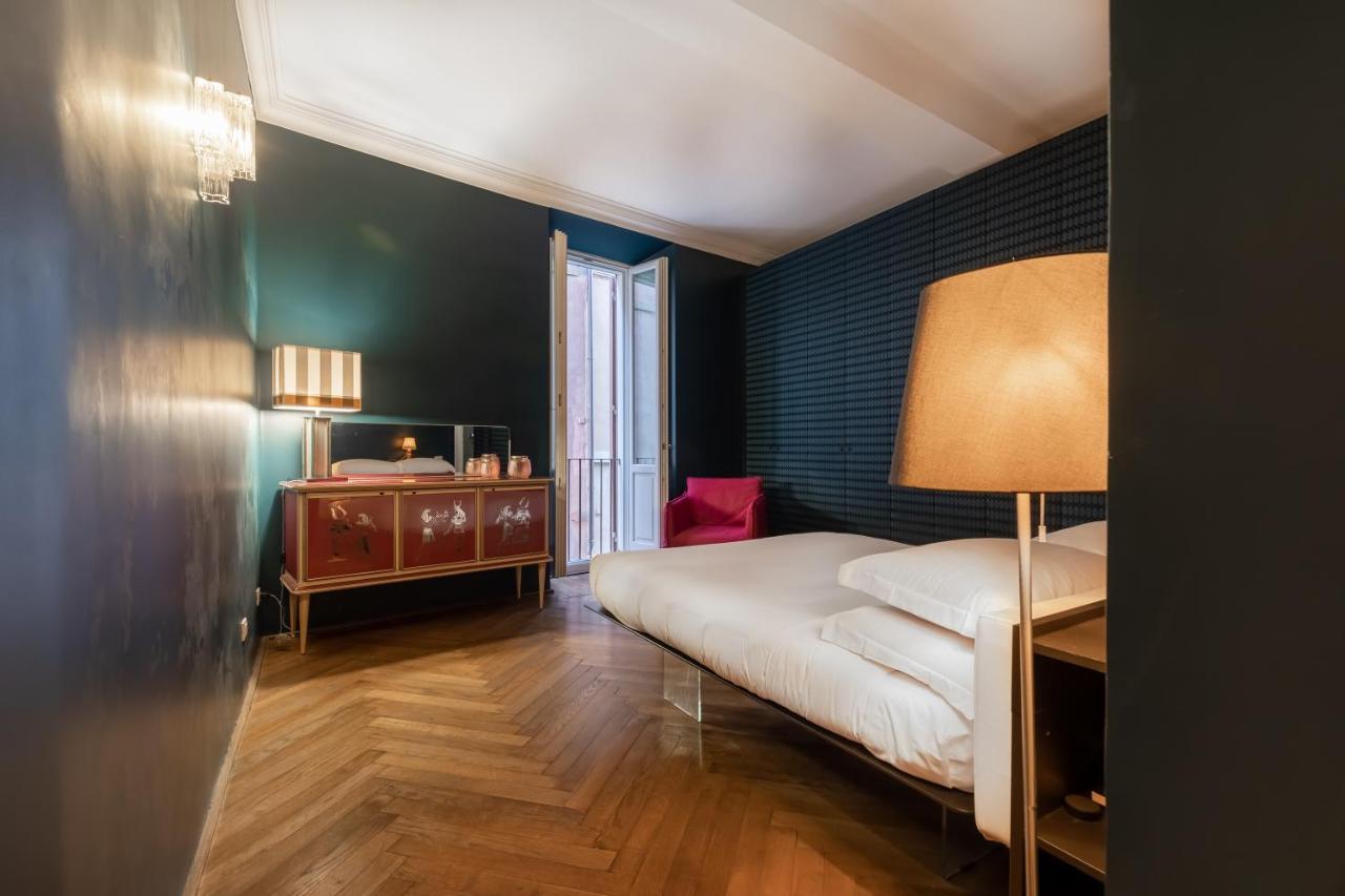 Chic And Style In Historical Via Giulia *