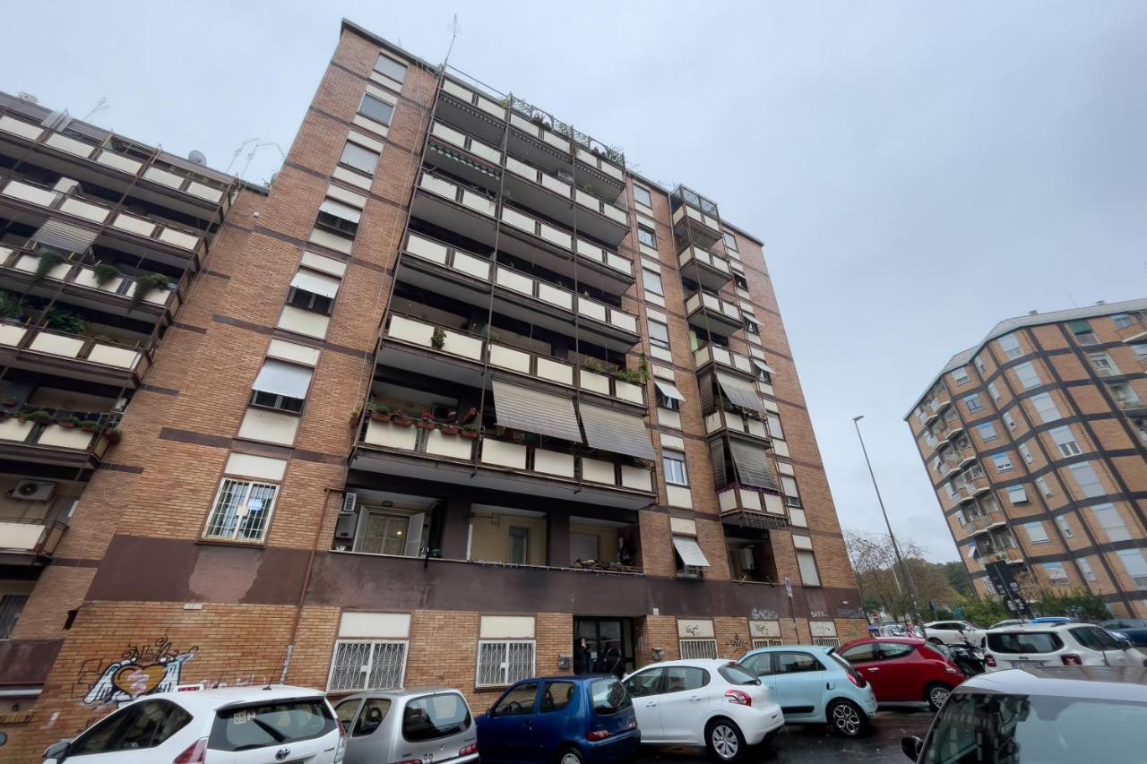 Altido Classic Style Flat With Balcony