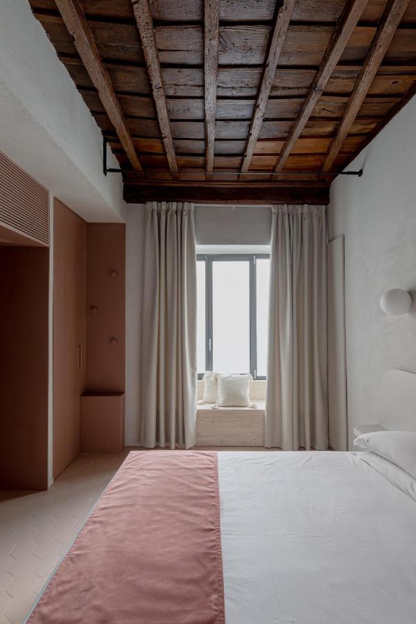 Apartment Design With Private Pool In Campo Dei Fiori *