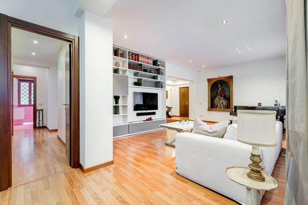 Exclusive In Eur * Roma