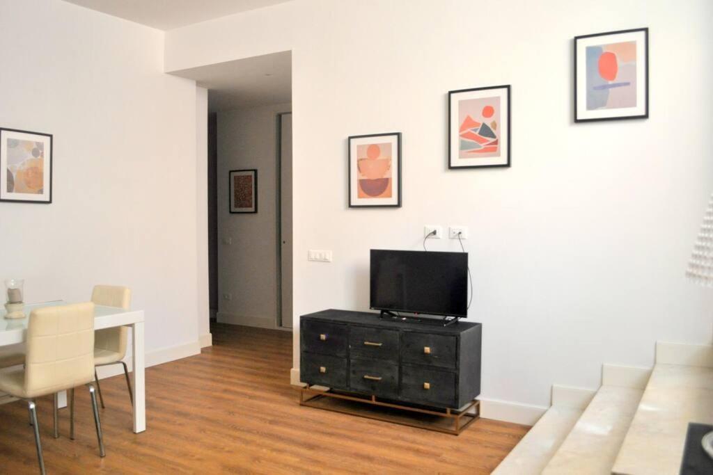 Casa Con Giardinetto Al Centro Di