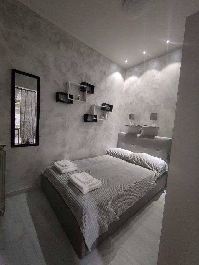 Grey Apartment Rom