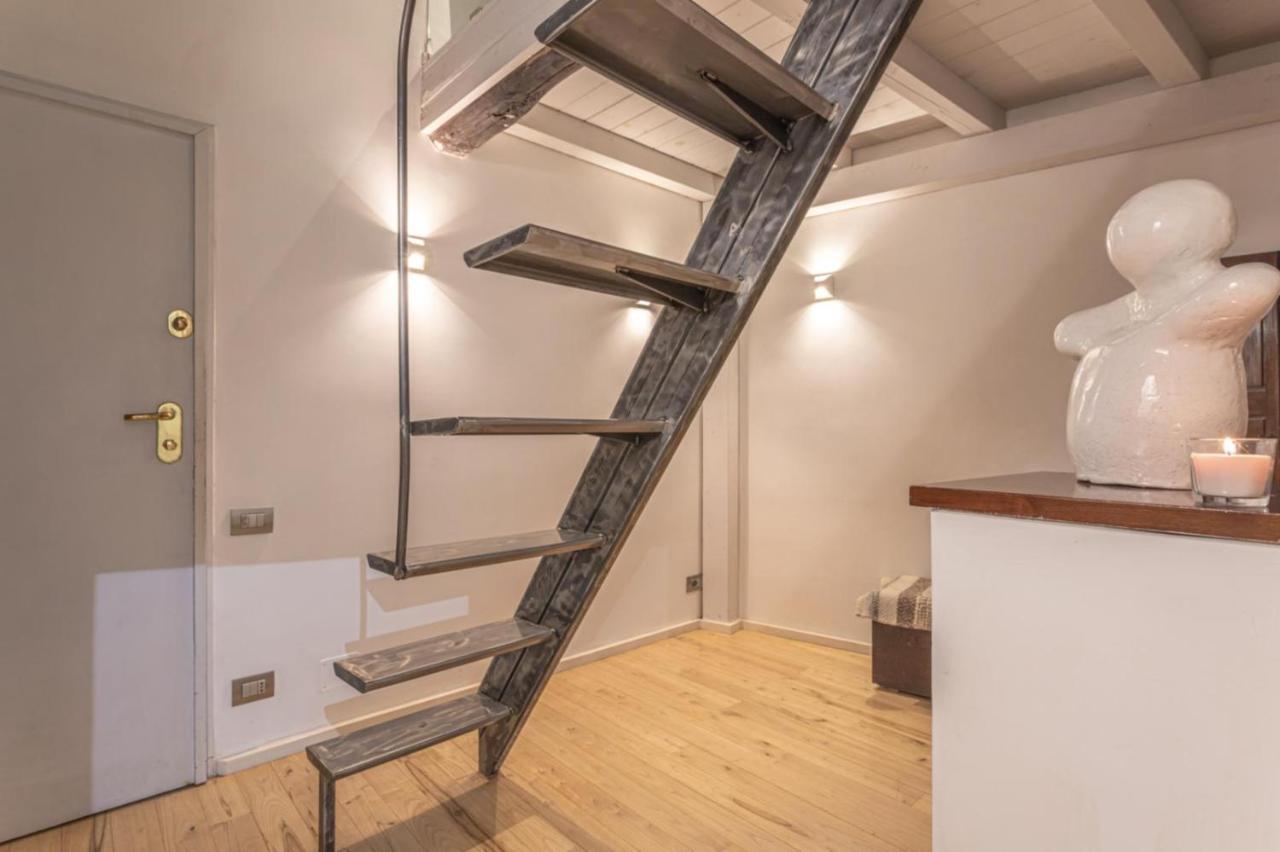 Lucrezia - Close To Piazza Navona *