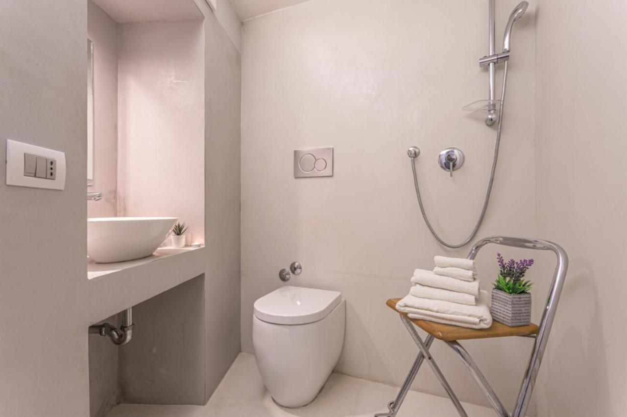 Lucrezia - Close To Piazza Navona *