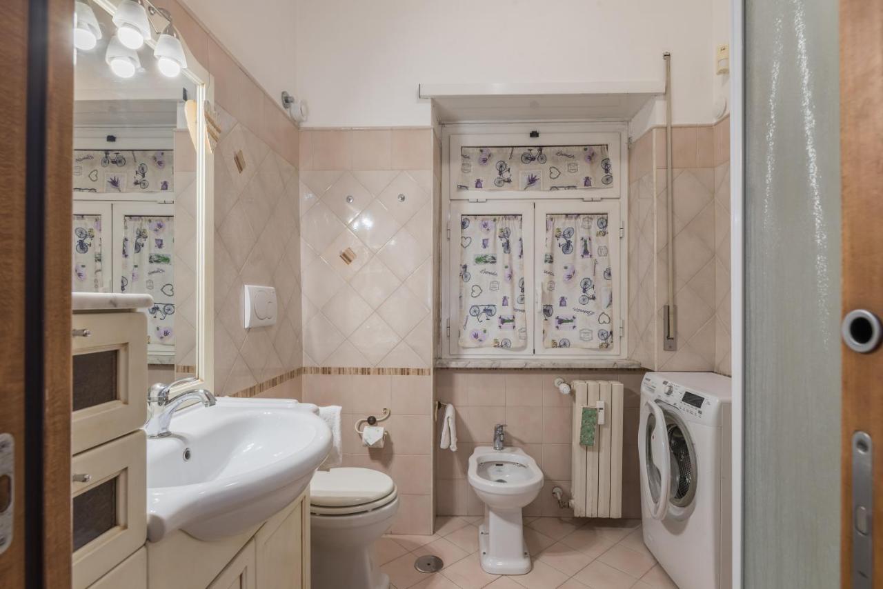 Bright 2 Bedroom And Balcony Apartment Rom