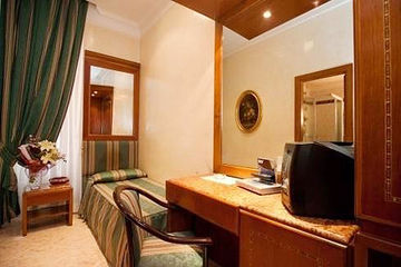 Raeli Luce Hotel