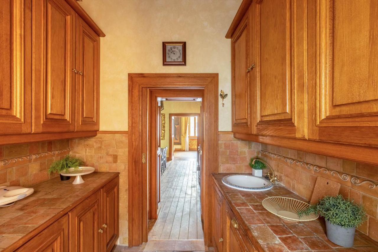 Iflat Golden Gem In Trevi Roma