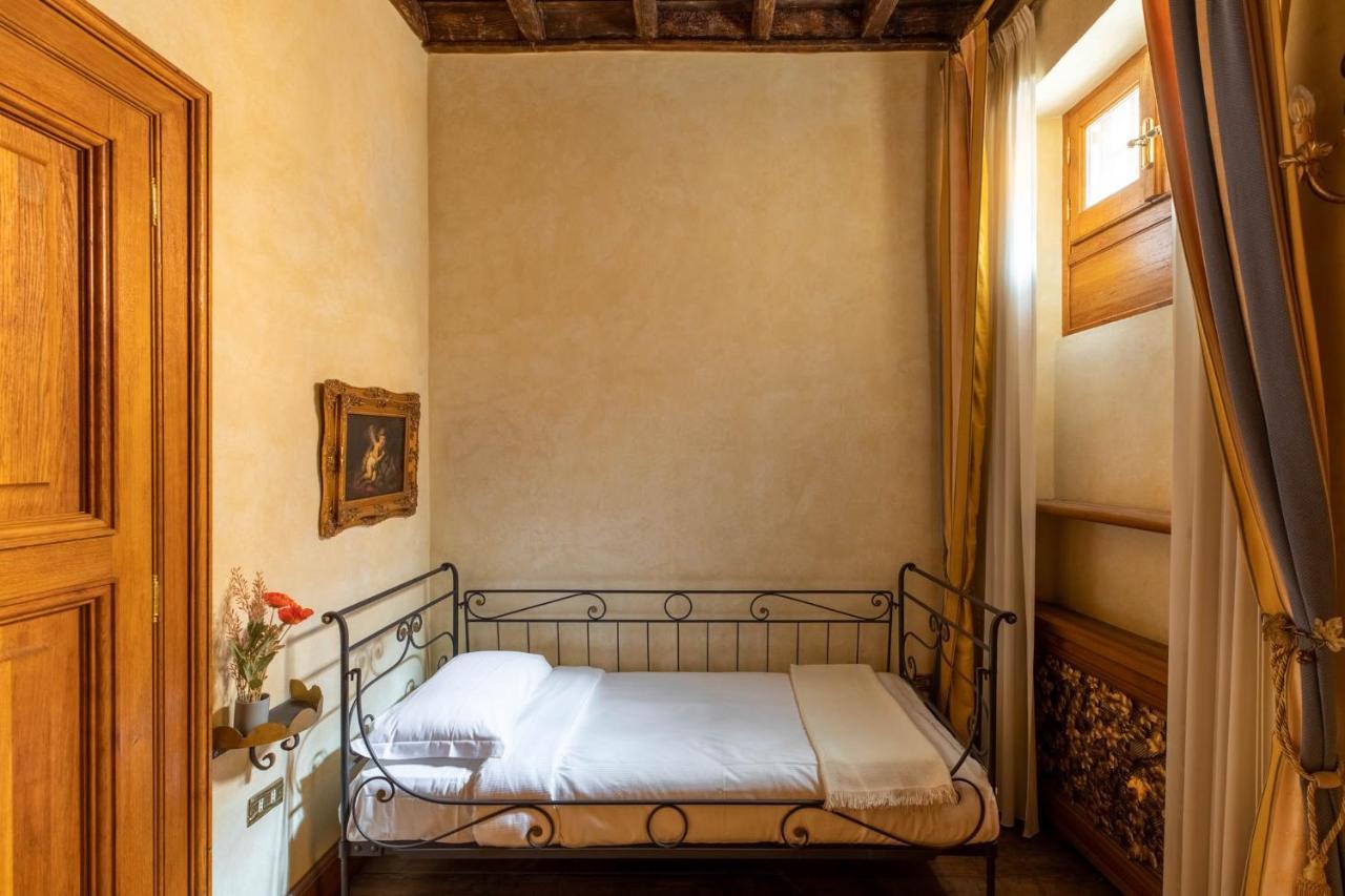 Iflat Golden Gem In Trevi Roma