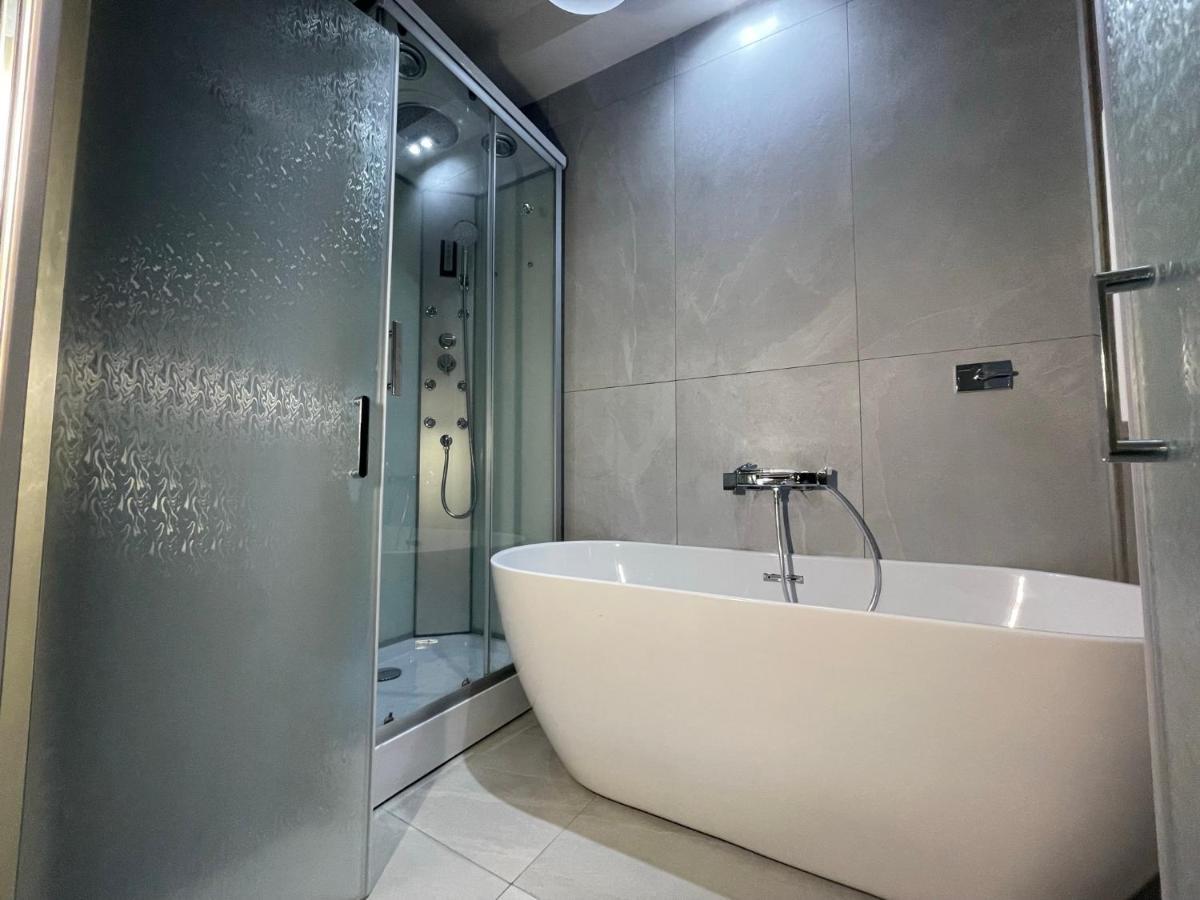 Spanish Steps Glamour & Sauna Luxury **** Apartment *