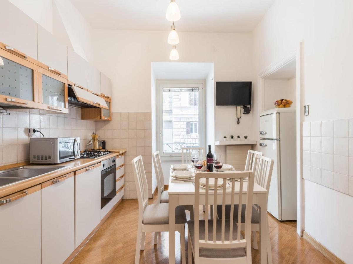 The Rent - Spacious Three-bedroom Near The Colosseum Roma