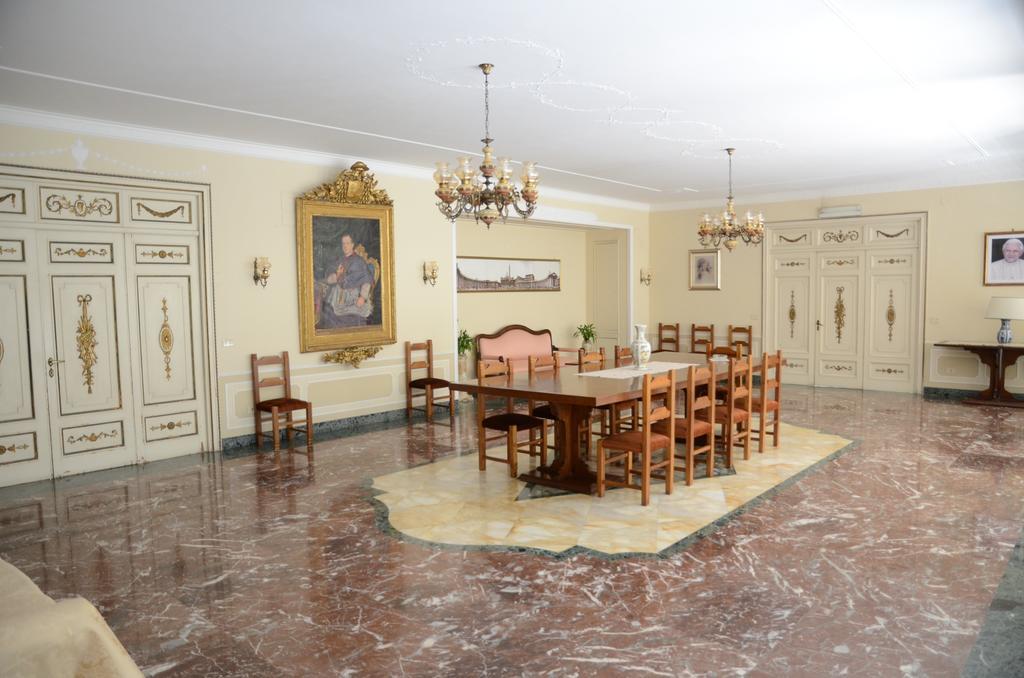 Alojamento de Acomodação e Pequeno-almoço Casa Per Ferie Cardinal G. Guarino *