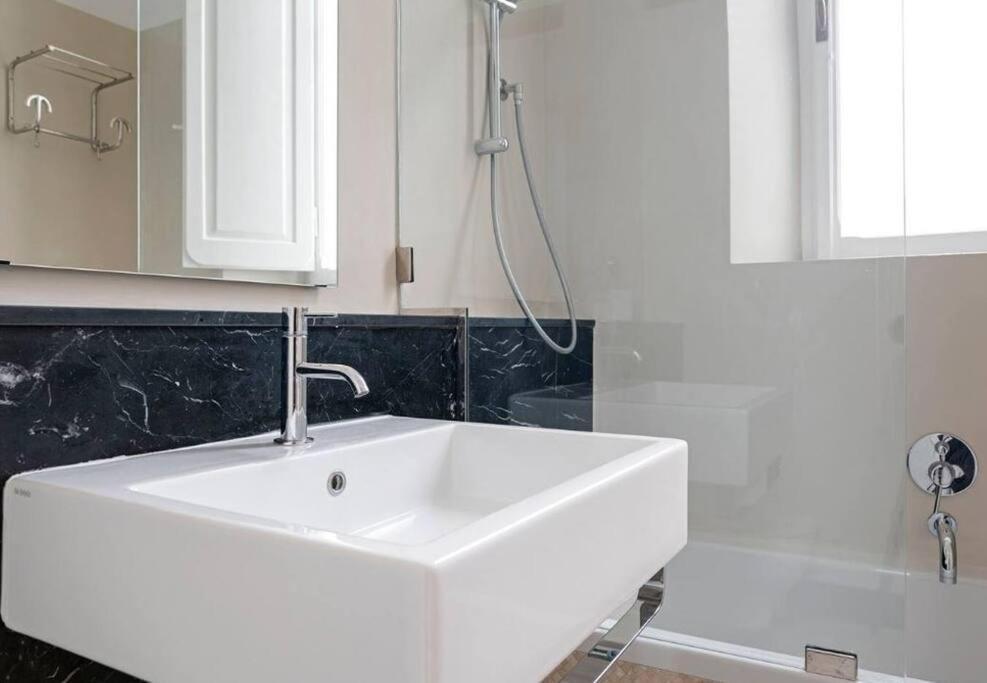 Appartamento Elegant And Spacious In - Metro B1