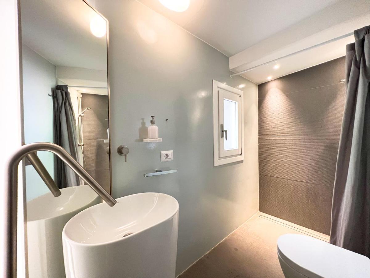 Luxury House & Secret Garden - Strategic Location, 100m To Metro B