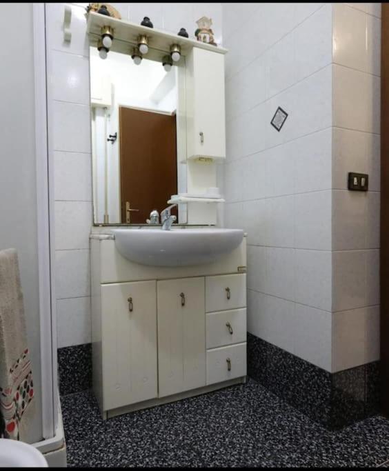 Pochi Passi Da San Pietro Metro A Cipro *
