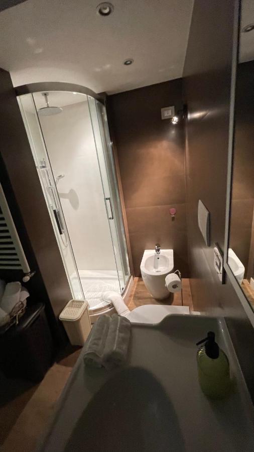 Frank Host Lux , Metro A A 50 M, Simple Check-in Con Codice A Qualsiasi Orario Roma