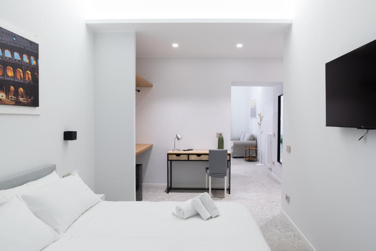 White And Hotel Roma