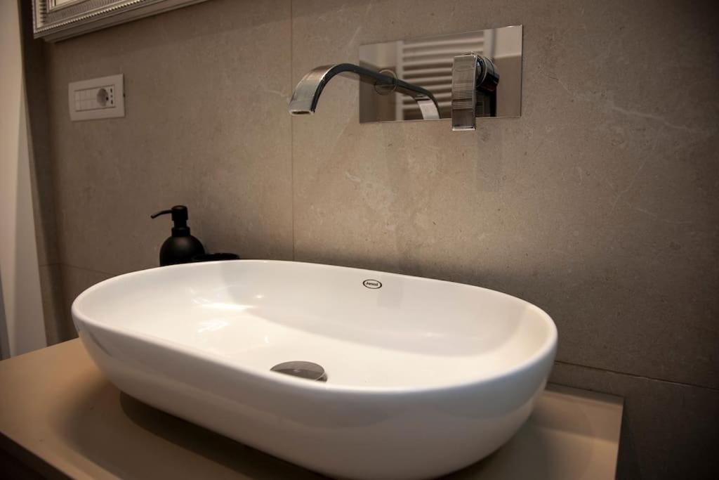 Modern And Stylish Flat Next To Metro Appartamento