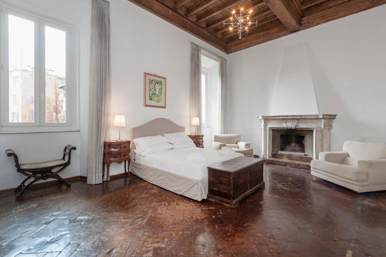 Ancient Palace In Downtown * Roma