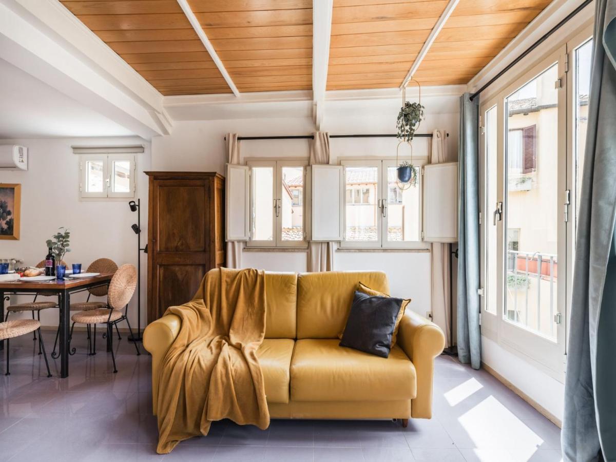 Leilighet The Rent - Two-bedroom With Terrace Near Trevi Fountain