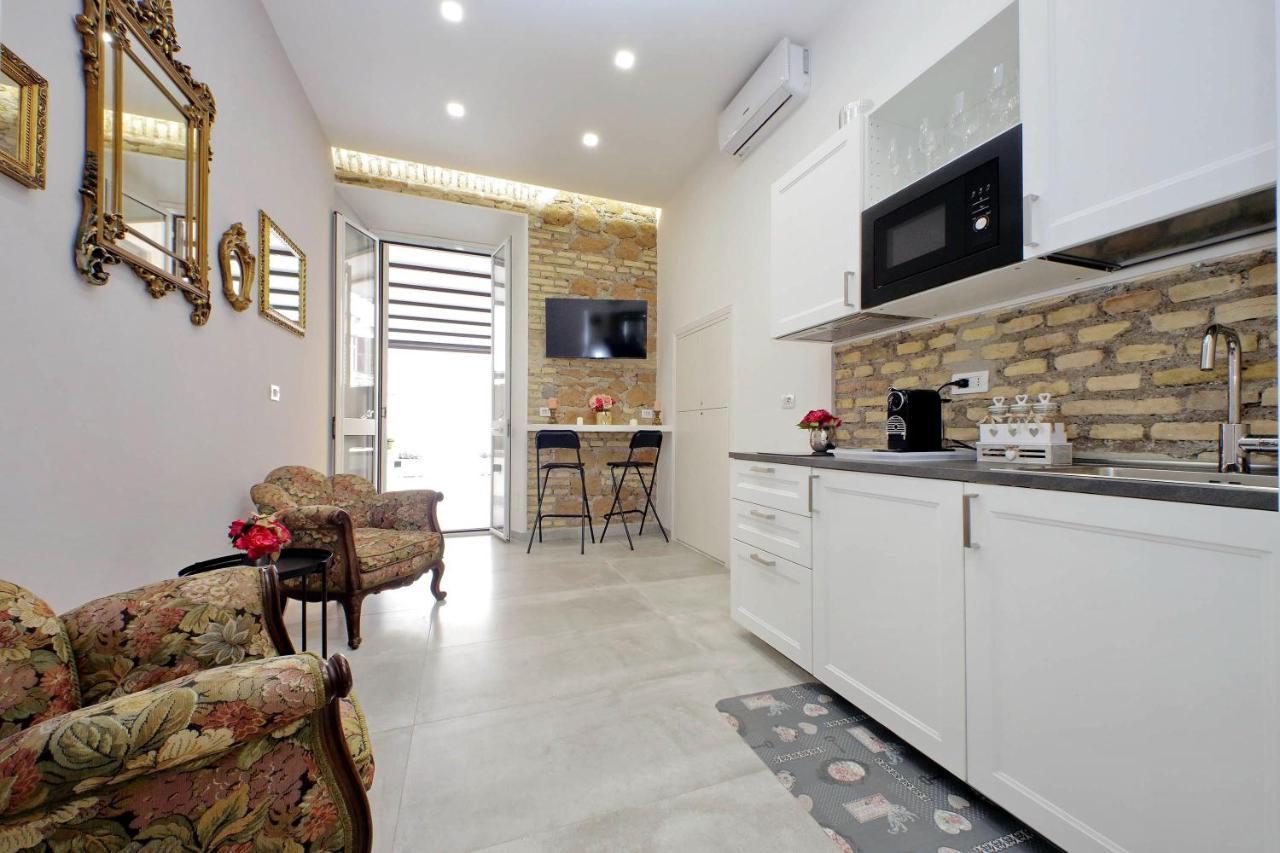 Roman Holiday Suites Guest house