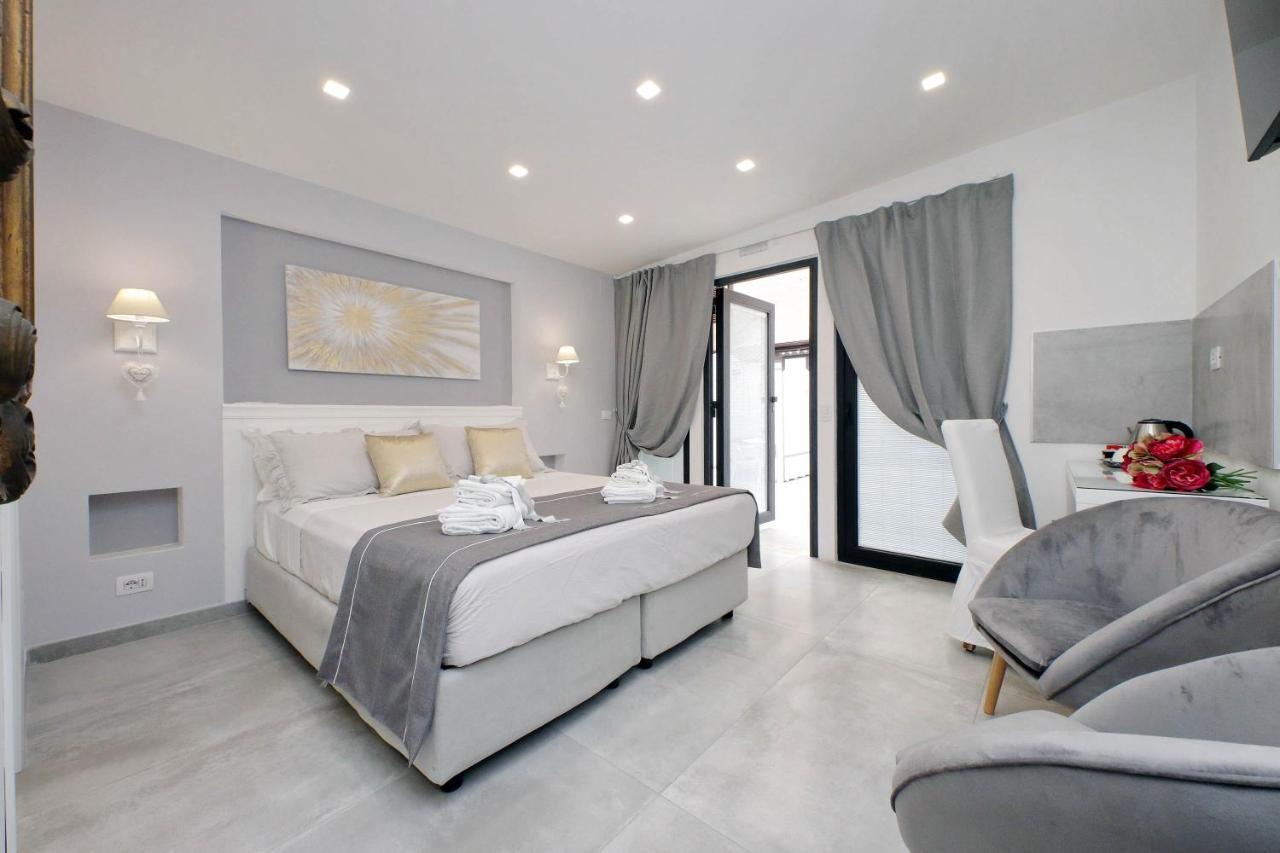 Roman Holiday Suites Guest house