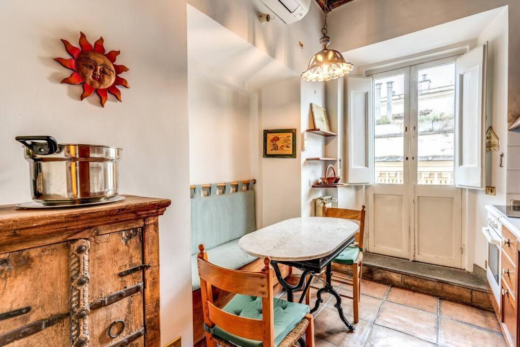 Apartment Flat With Lovely Views Near Piazza Navona Rome