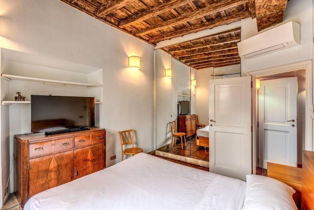 Flat With Lovely Views Near Piazza Navona Apartment