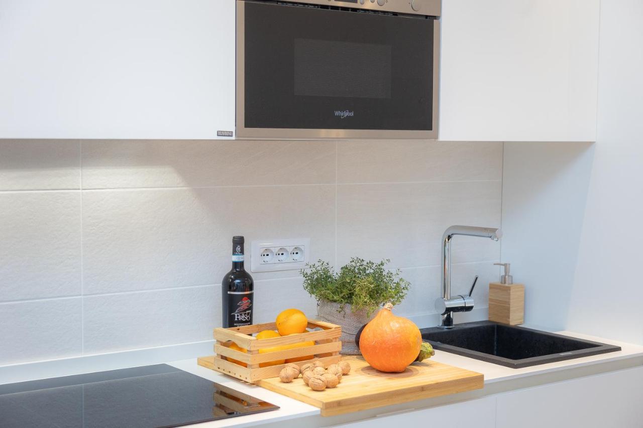 Colosseum Holidays - Three-bedroom Apartment *