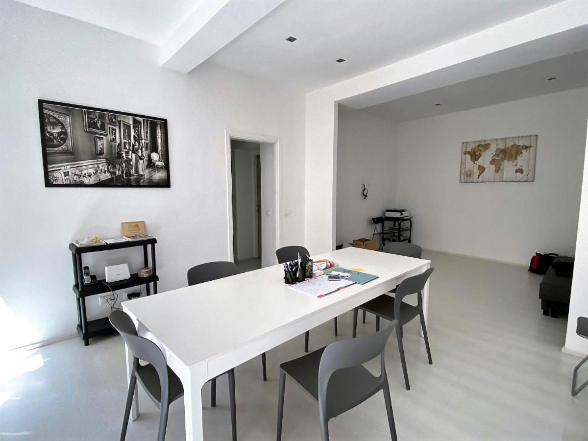 Frezza Business Office & Lounge