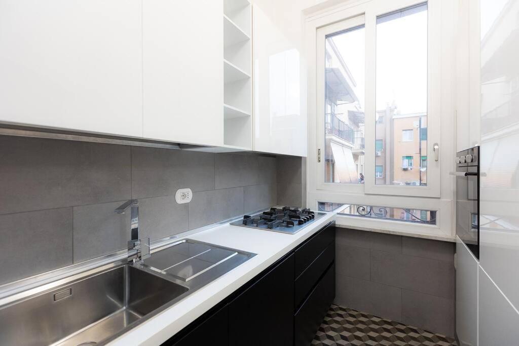 Elegant Near The Colosseum And Metro Roma