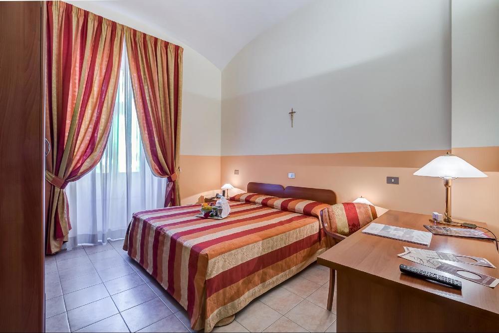Hotel Domus Carmelitana Rome