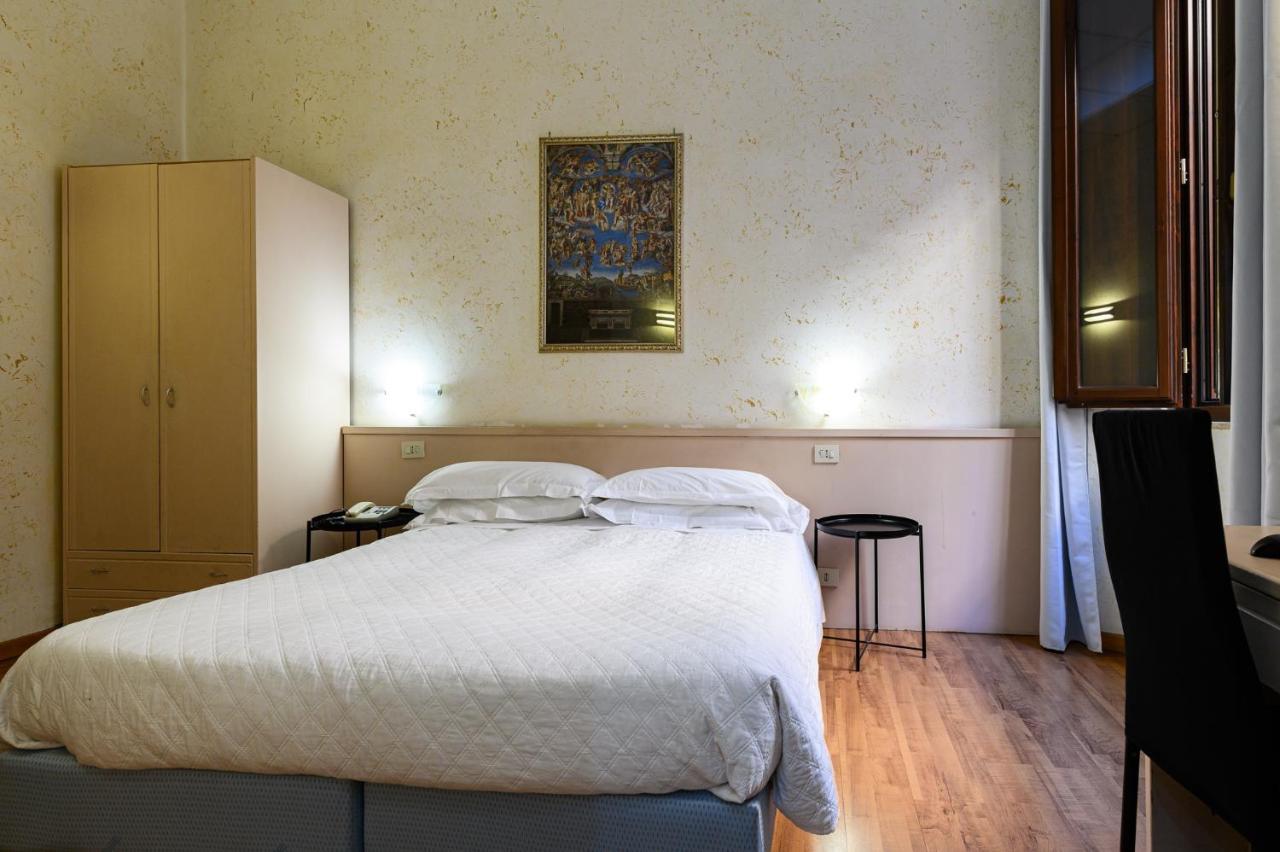 Julia Hotel