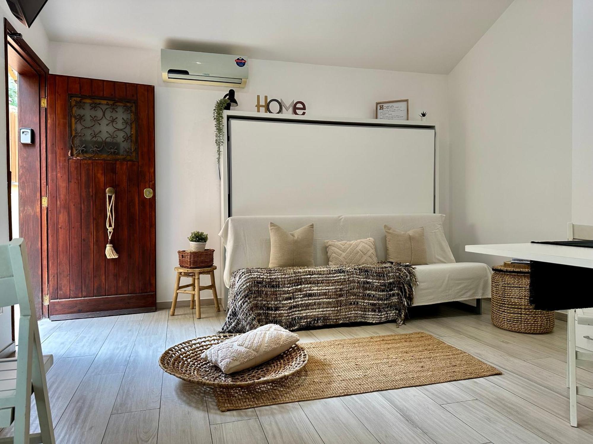 Eleonora House Holiday home *