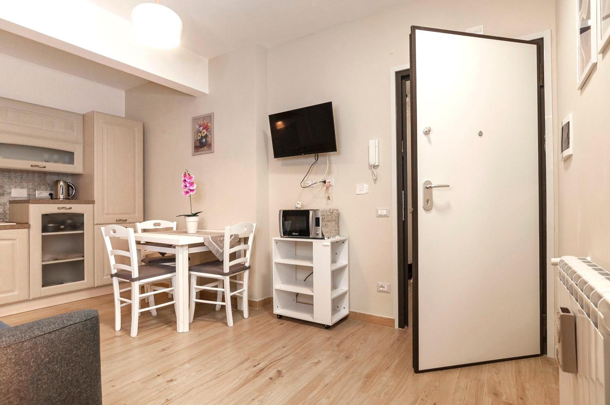 Elegant Comfy Three-rooms In Eur With Parking Apartamento