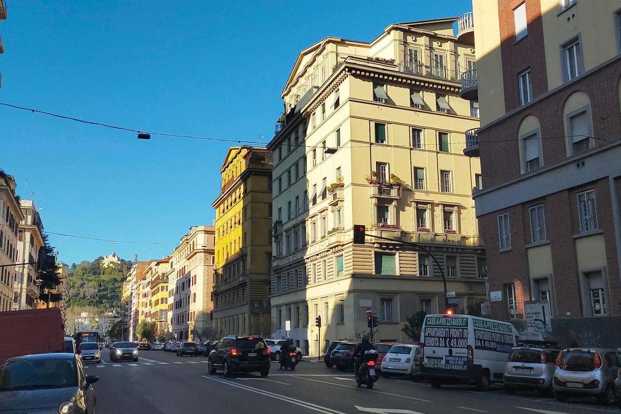 Casa Giuliana -3br 2bath Flat, 116 M2 On One Level, 2nd Floor With Lift, High Comfort, Quite, Chic, Doorman, 600 Meters From Vatican Museums And Ottaviano Metro, Plenty Of District Facilities, Welcome Drinks & Local Guide, 24 Hour 4 Language Su Appartamento