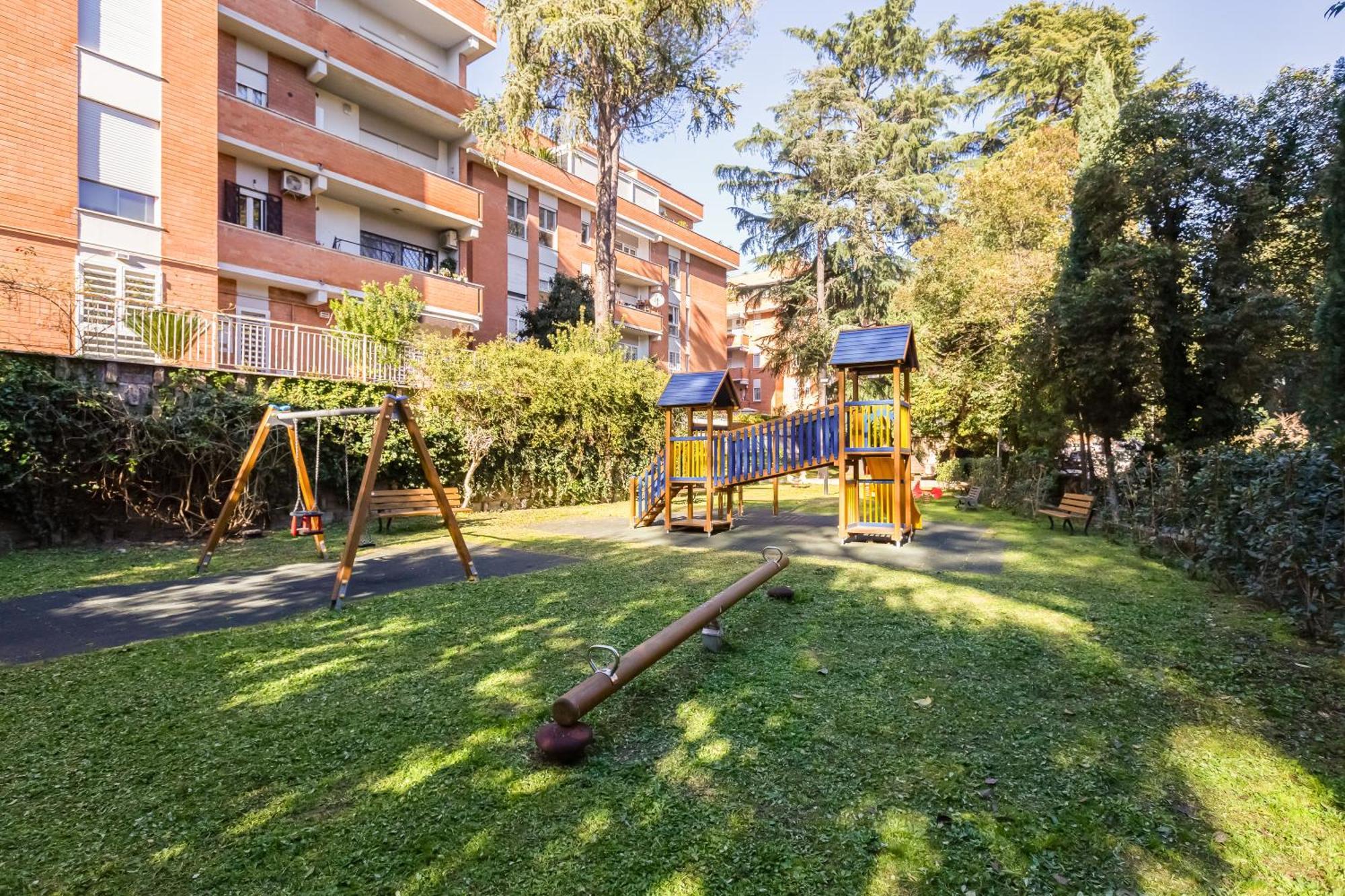 Large With Swimming Pool And Tennis Court Near The Station Roma