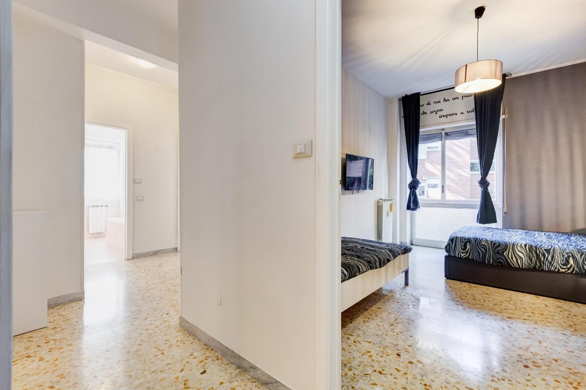 Large With Swimming Pool And Tennis Court Near The Station * Rom