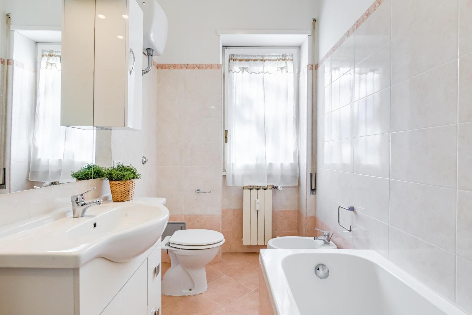 Large With Swimming Pool And Tennis Court Near The Station Roma