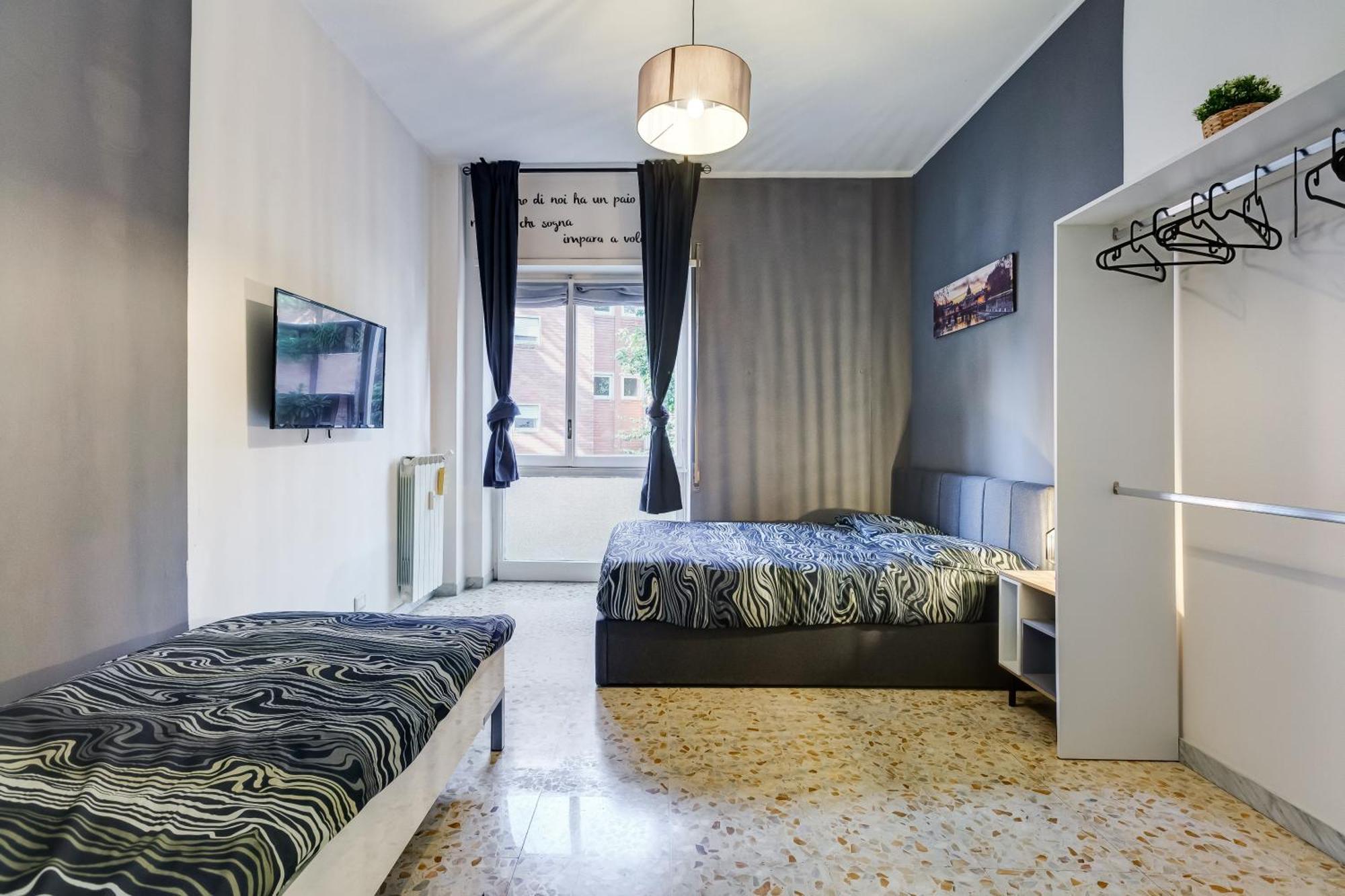 Large With Swimming Pool And Tennis Court Near The Station Rom